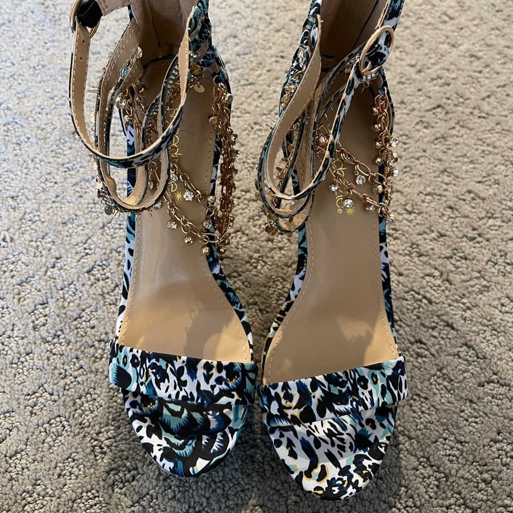 Abstract print 4 1/2" wedges